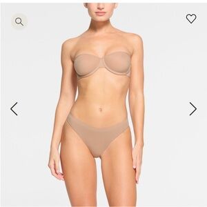 Skims Weightless Straplesss Bra 32B